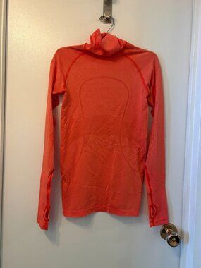 Lululemon Run: Swiftly Tech Turtleneck